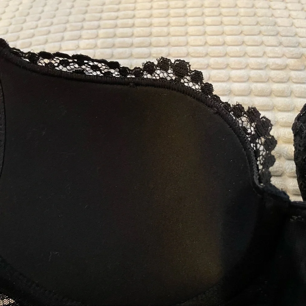 NWOT Victorias Secret T-shirt Push-up bra, black lace, 32B, logo and lace